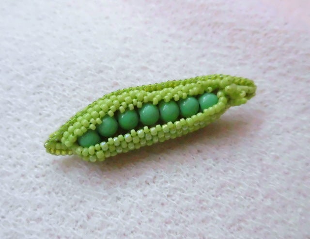 えんどう豆のビーズ刺繍ブローチ | iskoboのkamonでCome on!