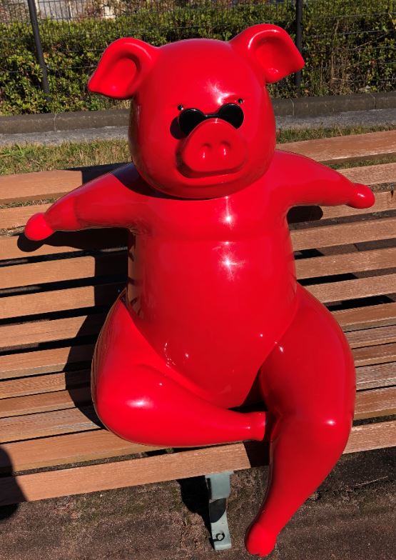 赤い豚さんと ベンチに並んで撮影を(^^♪ | kumachanのブログ