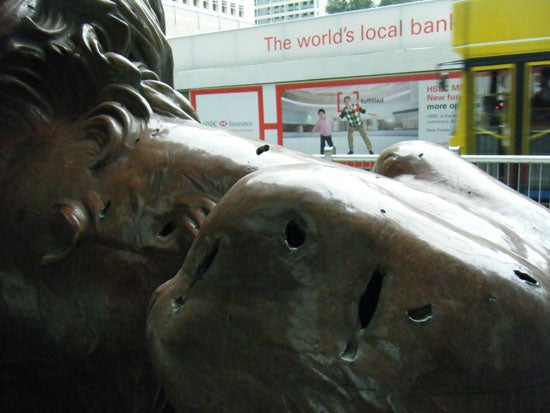 HSBC（香港上海銀行）のライオン像 | 路上文化遺産と消火栓