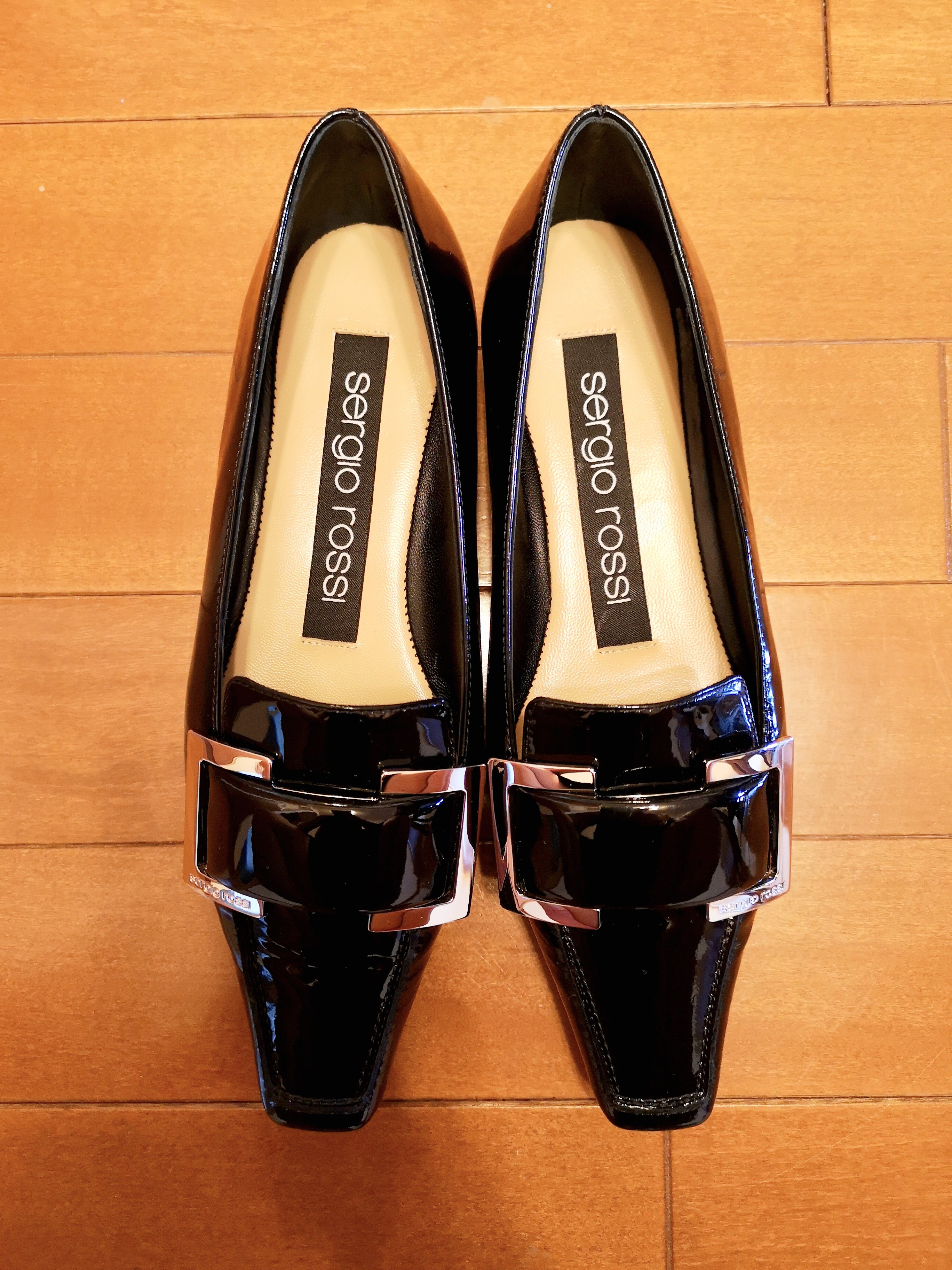 スニーカーじゃないフラットシューズがあれば心身ともに快適です