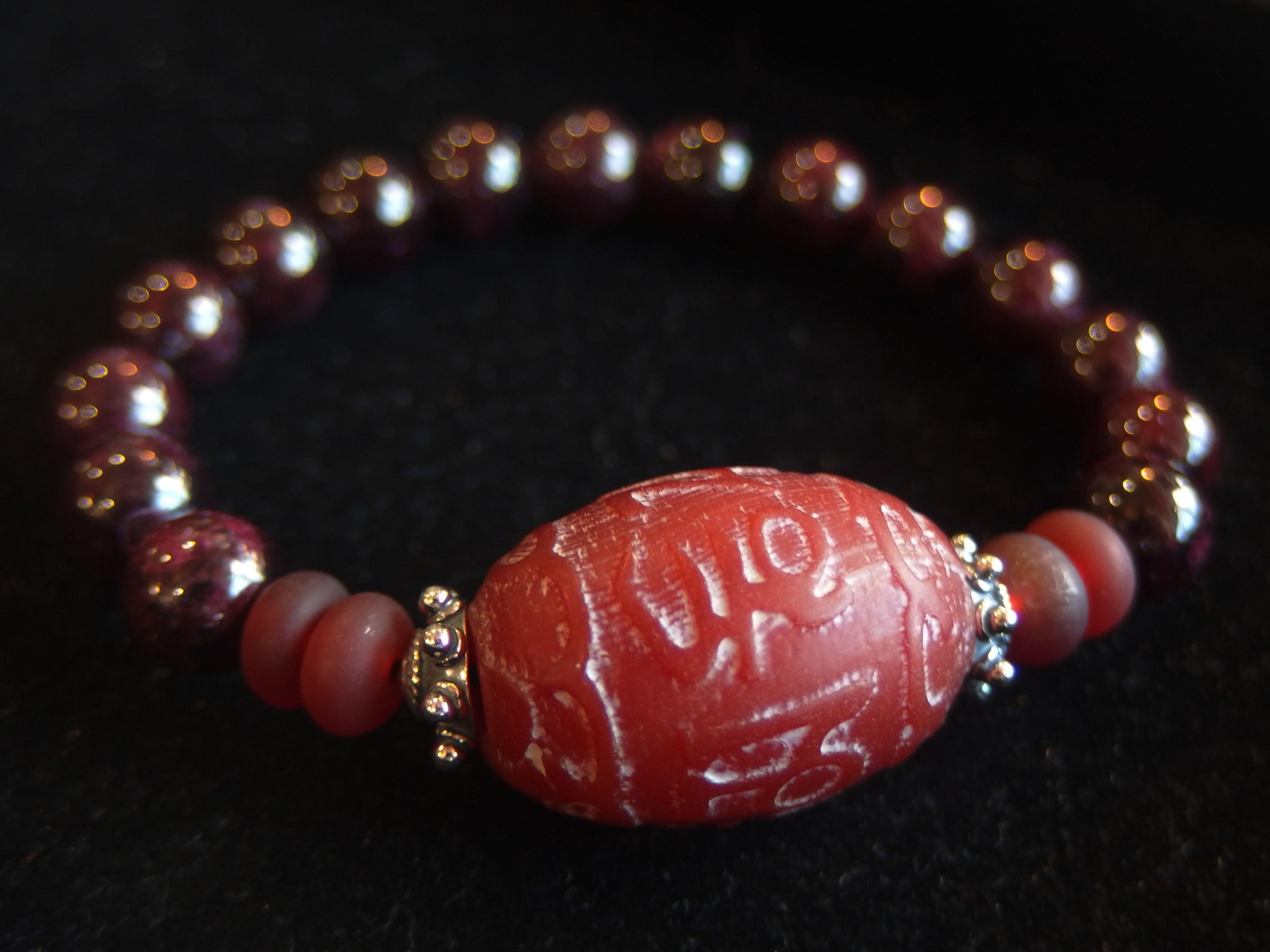 神秘的な「六字真言」が彫られた紅天珠 | Gems〜ジェムズ〜