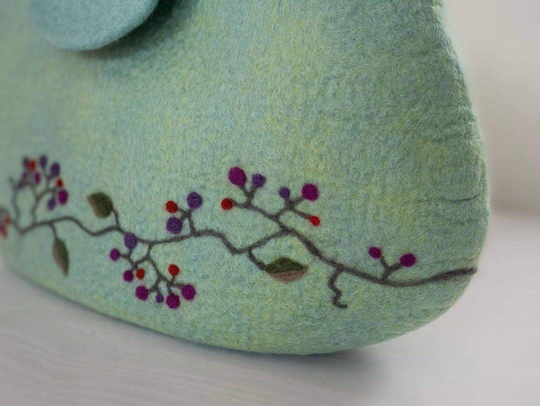 羊毛刺繍フェルトバック / 野ぶどう | 工房 蓮-Ren- 羊毛フェルトと私