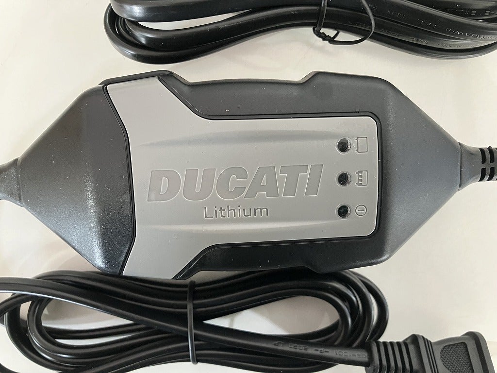 バイクに乗れない時期はDucatiのバッテリーチャージャーがおススメ