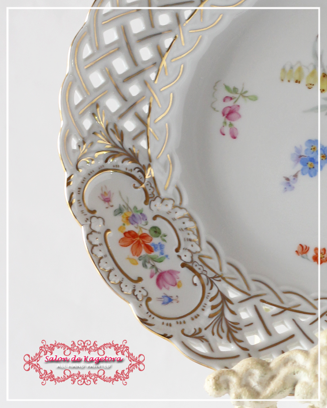 マイセンの透かし皿に自然主義のブーケを♪金彩も窓絵もお見事です