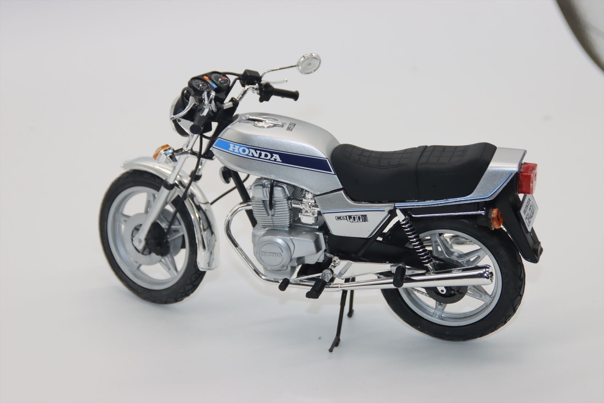 2024/9/30月、アオシマ1/12ホンダCB400NホークⅢシルバーカラー完成