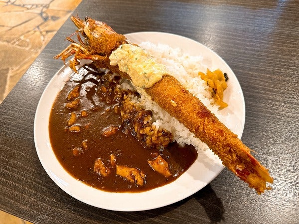 AB-kitchen】の特大エビフライ＆カレーライス（サラダ付） | 美味しい