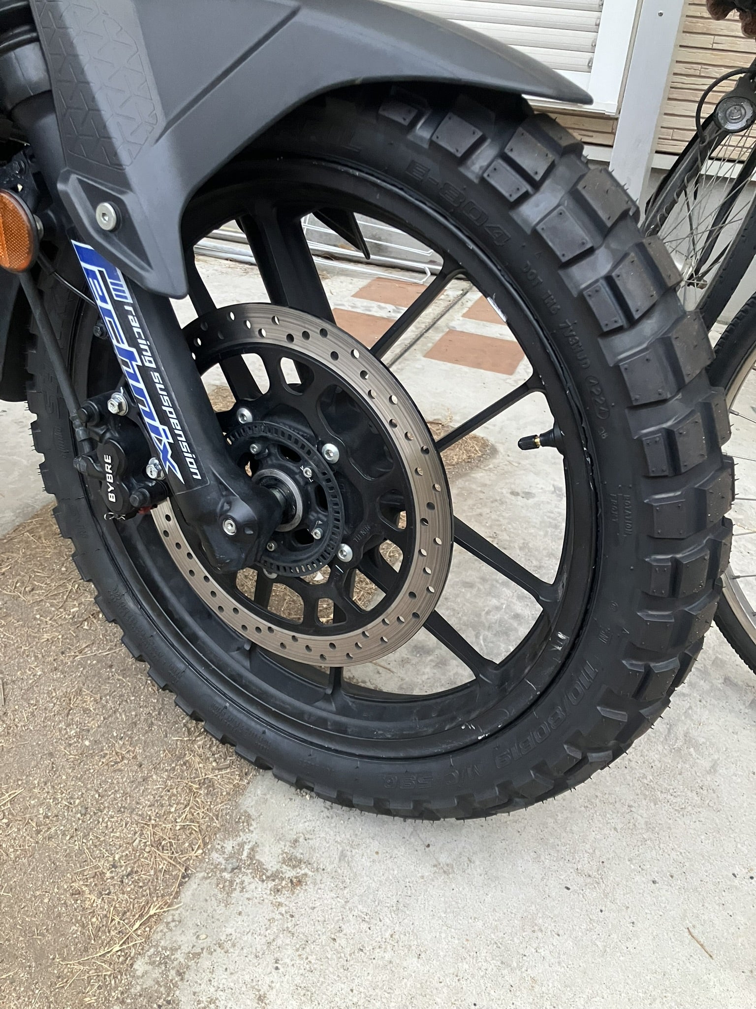 Vストローム250SX】フロントタイヤ交換＆チューブレスへ！シンコーE804