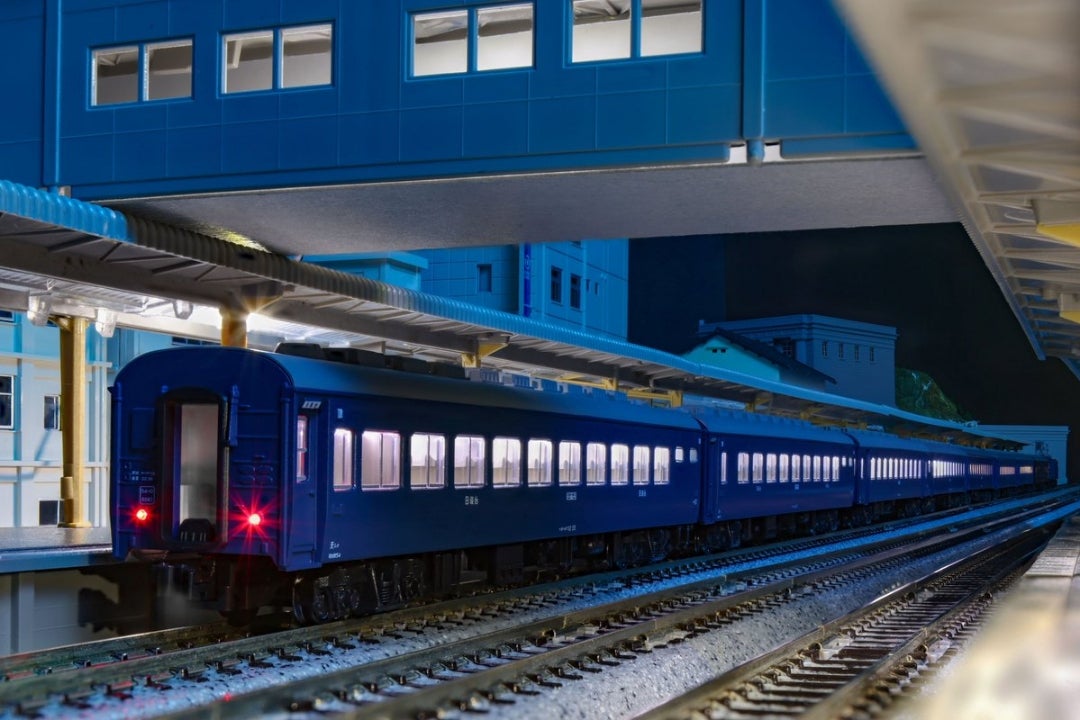 KATO出荷情報 夜行鈍行「はやたま」8両セット／EF58 66 竜華機関区