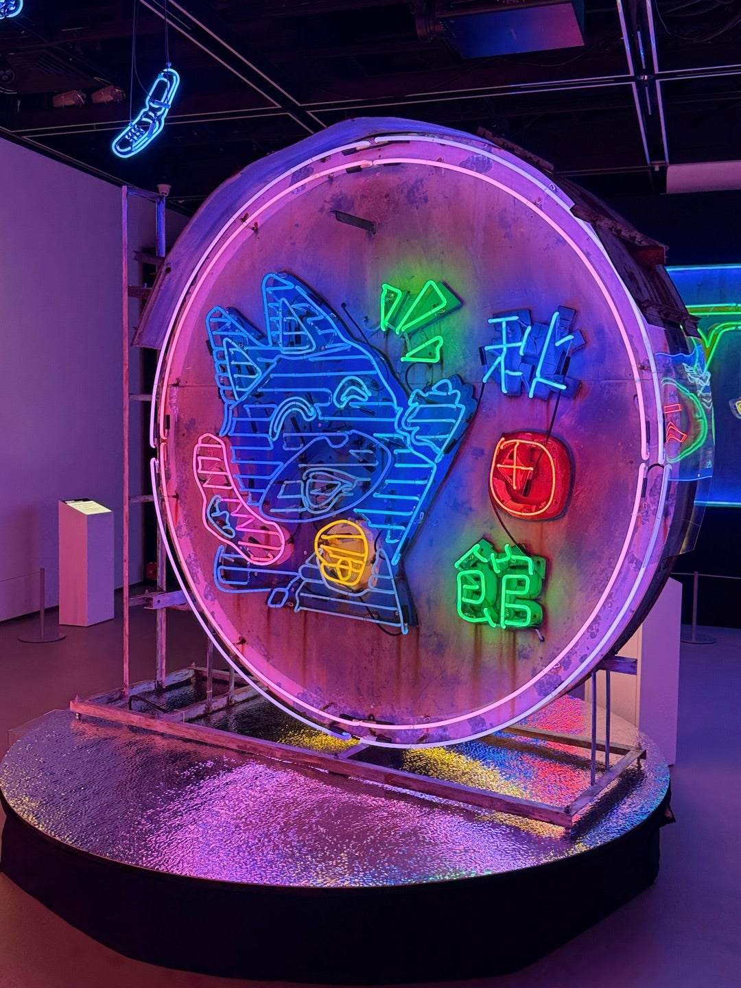 香港雑貨も豊富！実物の香港ネオン看板が並ぶ深水埗の「Luminous Neon