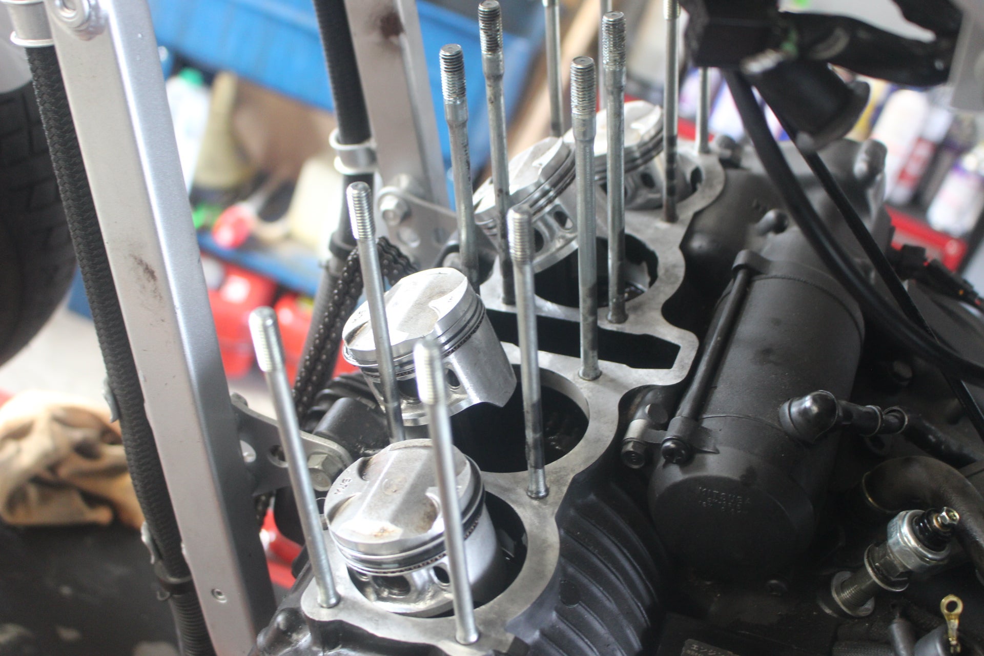 CBR400Fのエンジン腰上廻り組付けです！！ | ZUMAのブログ