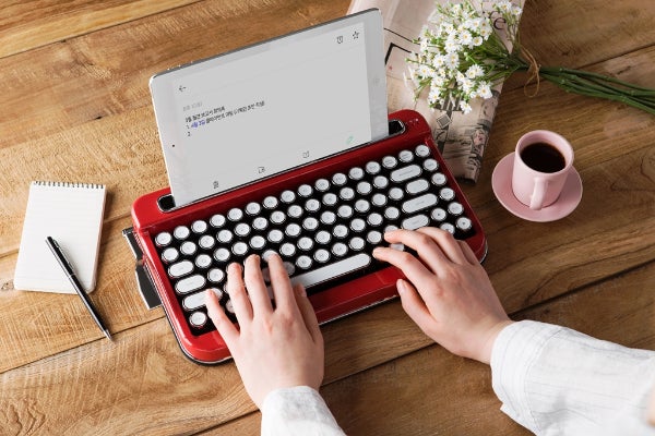 レトロなのにデジタル。タイプライター風ワイヤレスキーボード「PENNA