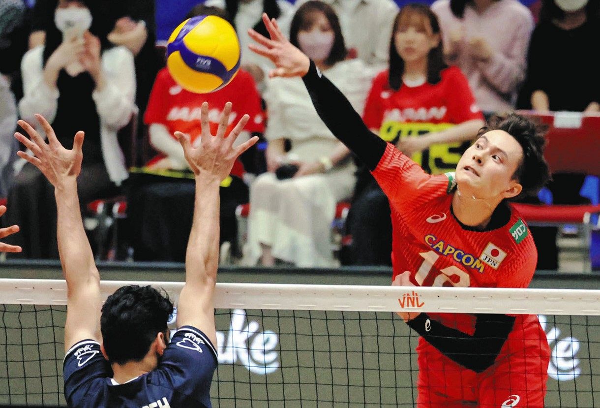 緊迫アウェー戦…高橋藍はペットボトルが投げ込まれても平然としていた