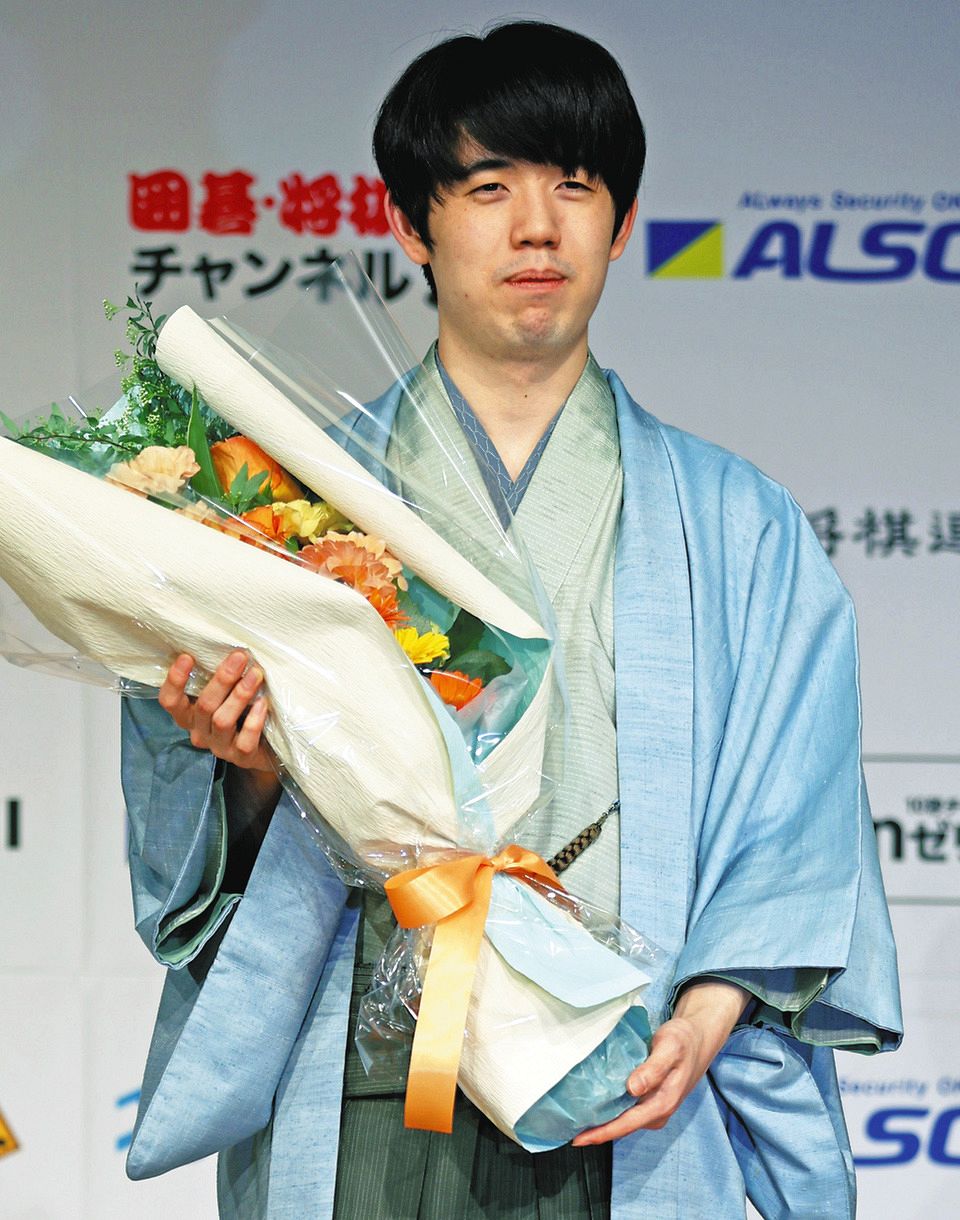 藤井聡太八冠がタイトル20期連続獲得、58年ぶり新記録 王将戦