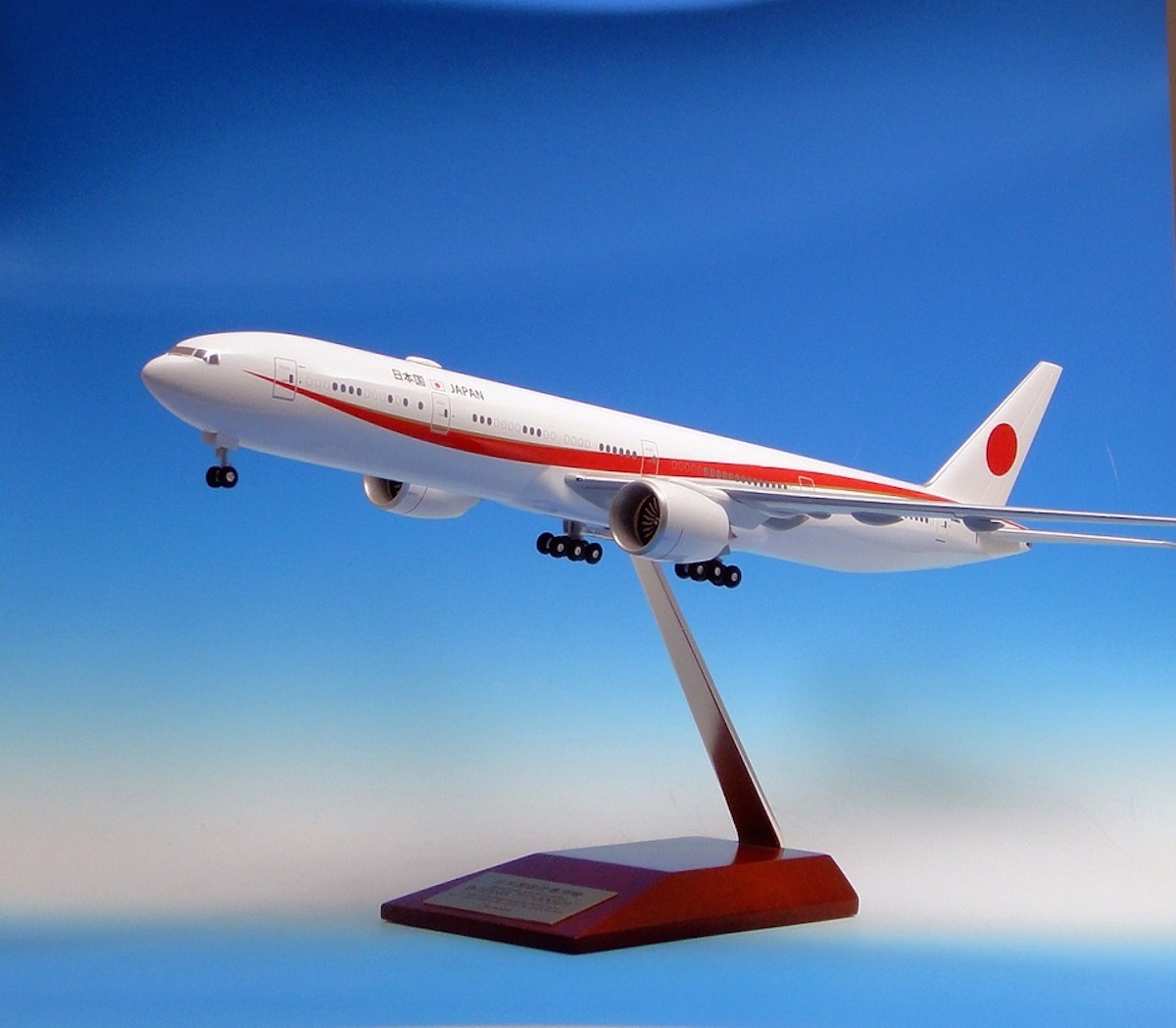 次期政府専用機」とANA塗装「MRJ90」の勇姿をイチ早くその手に