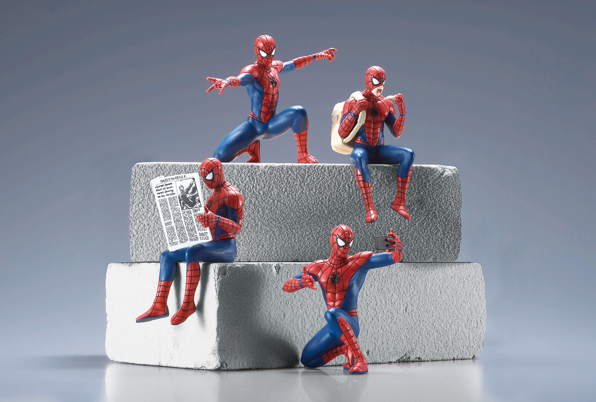 超絶リアルな約7.5cmのスパイダーマンが新聞読んだりピザ食べたり