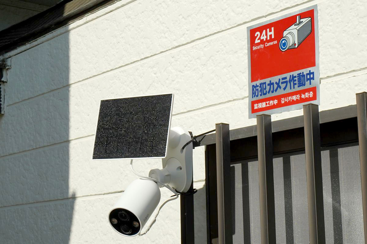 電源ナシで設置できるソーラーパネル付き防犯カメラはアリ!? 設置して
