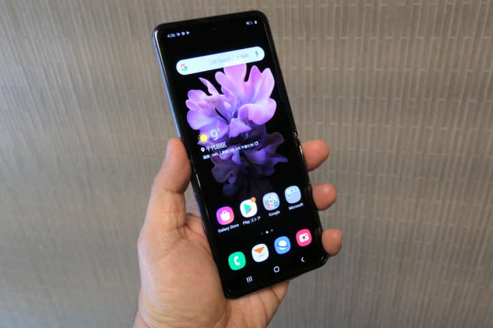 auが独占販売！ 折りたたみスマホ「Galaxy Z Flip」を触ってみた