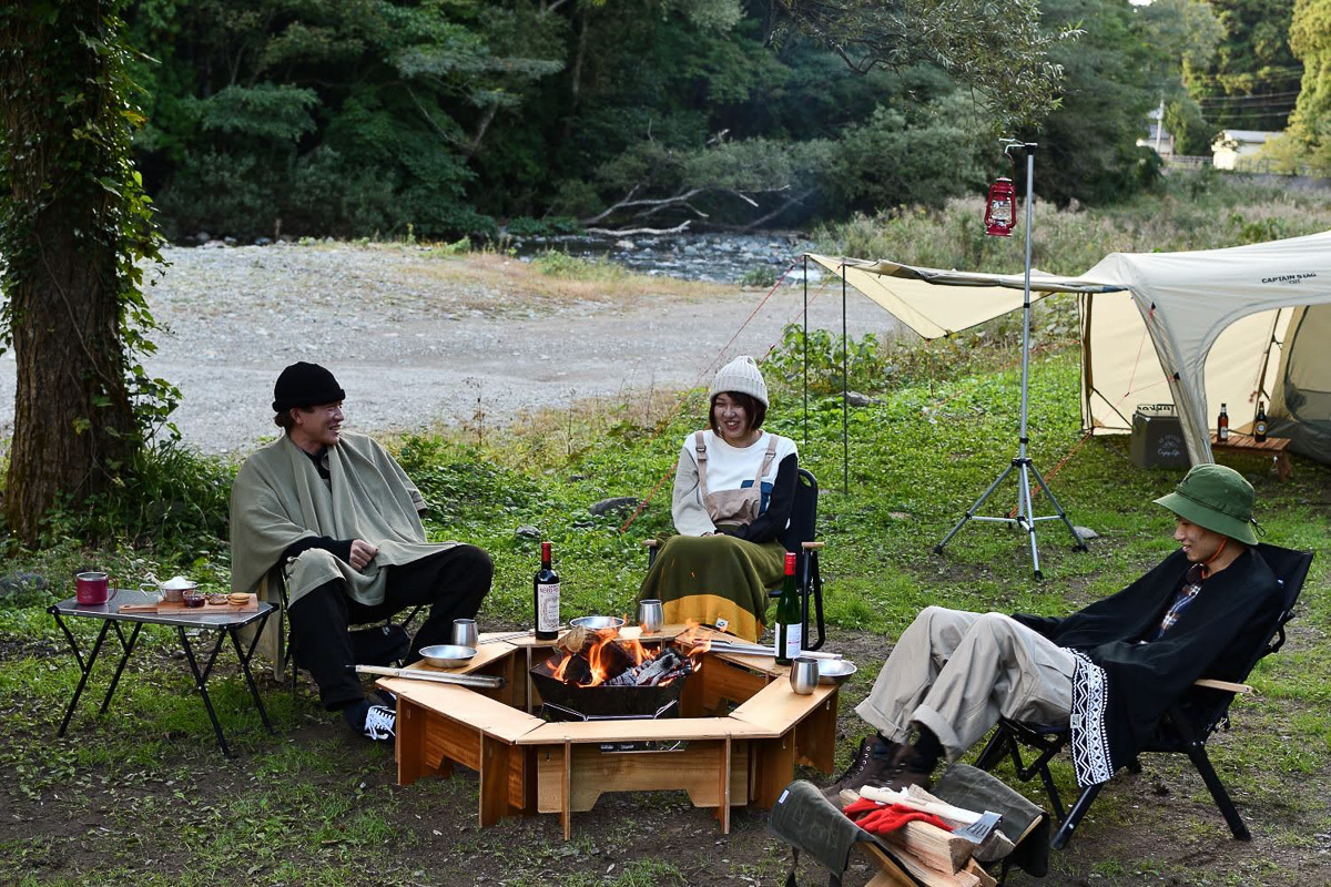 日本を代表するニット産地とキャプスタが手掛ける難燃ポンチョで暖かい