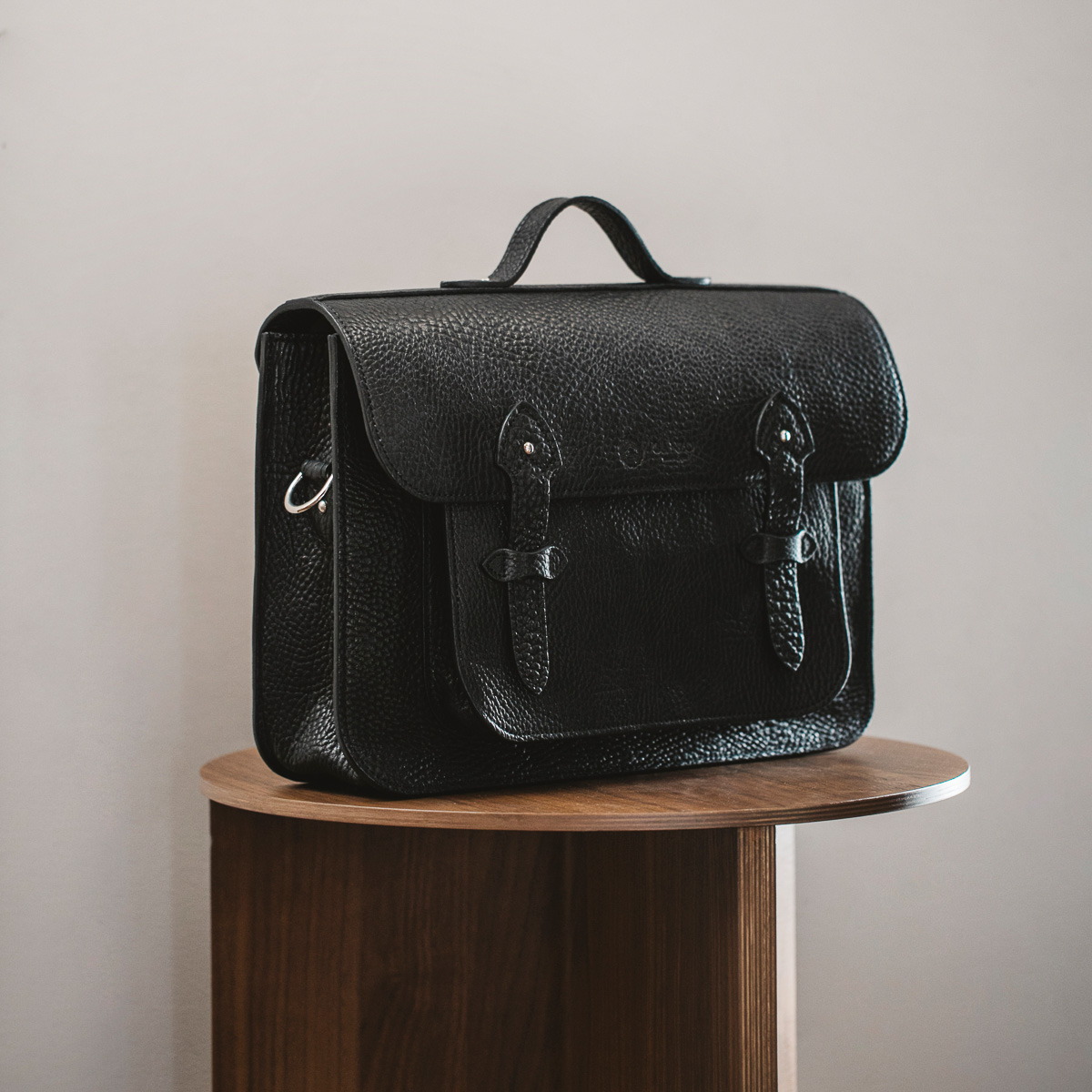 GANZOの新作は上品でクラシカルなシュリンクレザー製バッグ