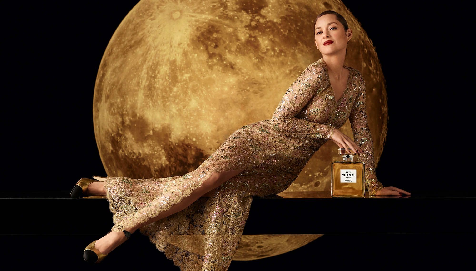 シャネル N°5の新キャンペーンムービーが完成、「月」を舞台に舞う2人