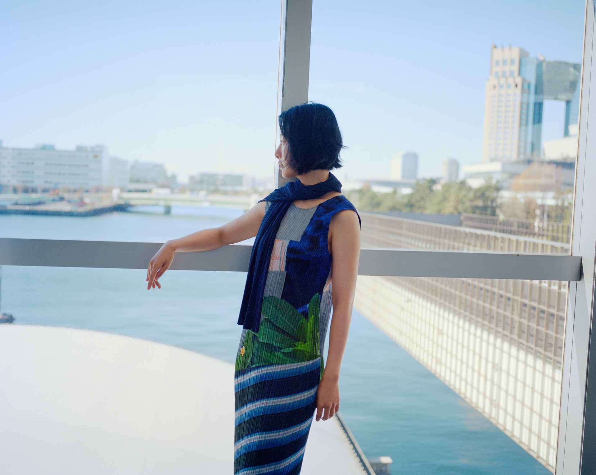 都市にひそむ、思いがけない瞬間。玄理が纏うプリーツ プリーズ