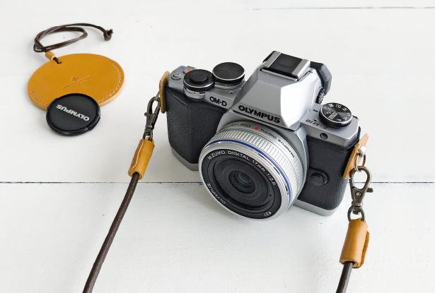 小さく折りたためて、取り外し楽々。丸革ひもカメラストラップ&レンズ