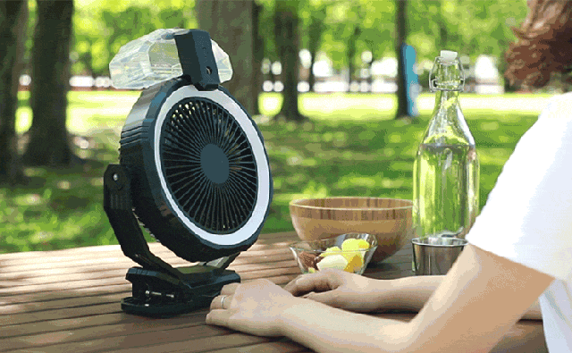 真夏のキャンプは暑すぎる。」ひんやりミスト噴射、アウトドア扇風機
