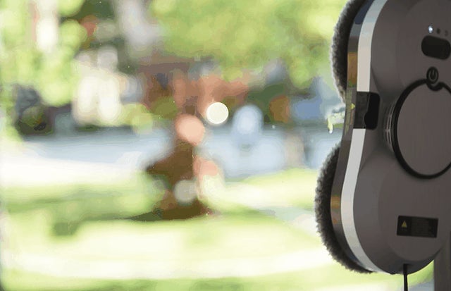 全自動窓拭きロボットで面倒な窓掃除にさよなら。隅々まで徹底清掃！水