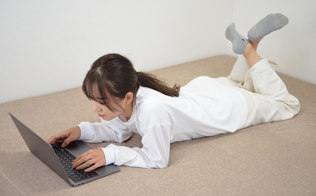 ヒトにやさしい姿勢を追求。整体師推奨の新発想ワーキングギア『よつん