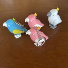 カラフルな鳥のキーホルダー4個セット - メルカリ