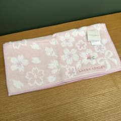 LAURA ASHLEY 花柄タオルハンカチ - メルカリ