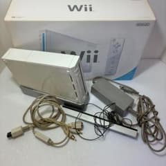 Wii本体 ＋ リモコン、コントローラー各2台 ＋ 充電器 ＋ ソフト9本
