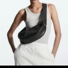 2026年最新】COS ボディバッグ・ウエストポーチの人気アイテム - メルカリ