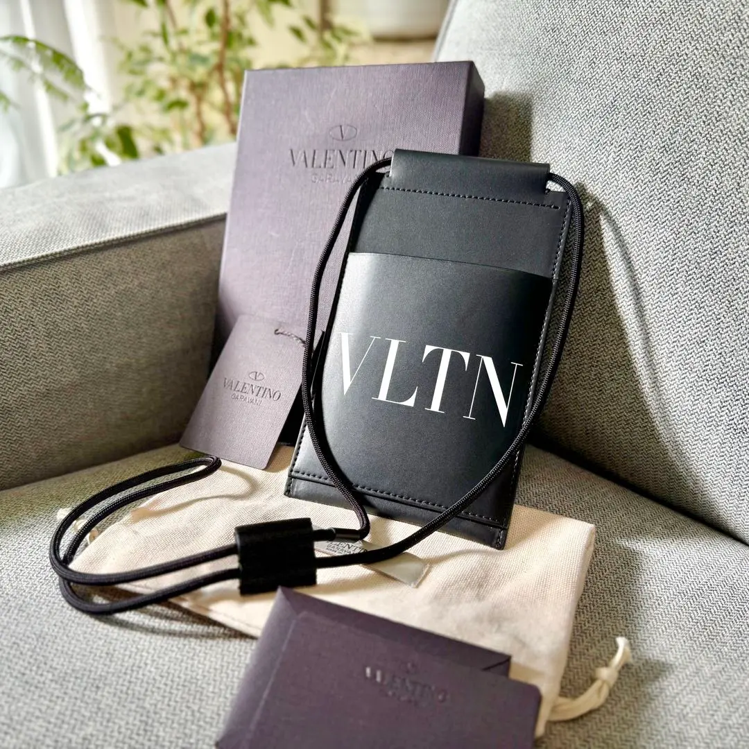 2026年最新】VALENTINO スマホショルダーバッグの人気アイテム - メルカリ