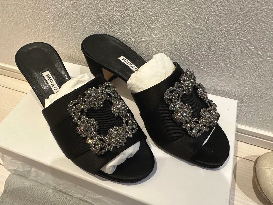 2026年最新】マノロブラニク ハンギシ サンダルの人気アイテム - メルカリ