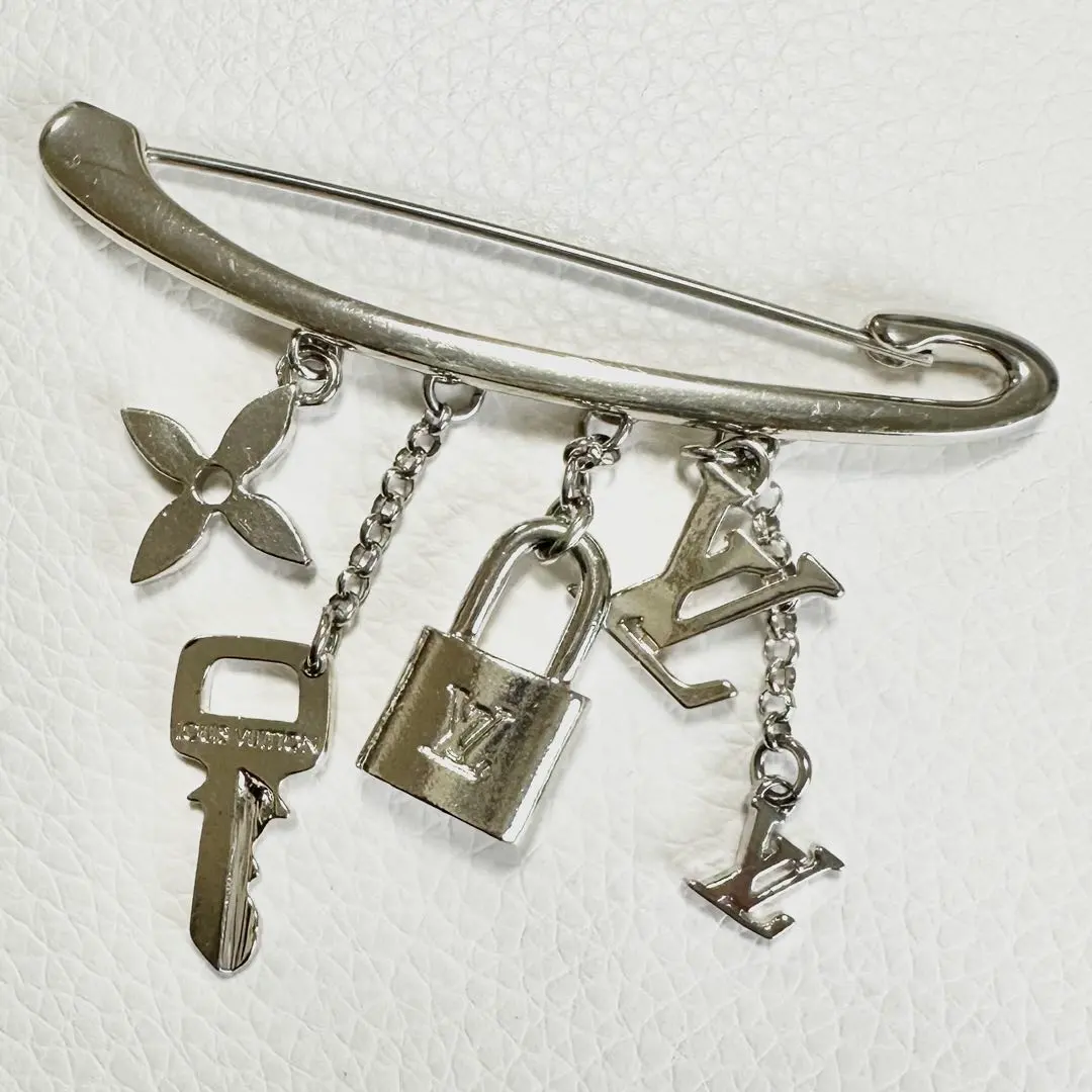 2026年最新】ルイヴィトン ピンブローチの人気アイテム - メルカリ