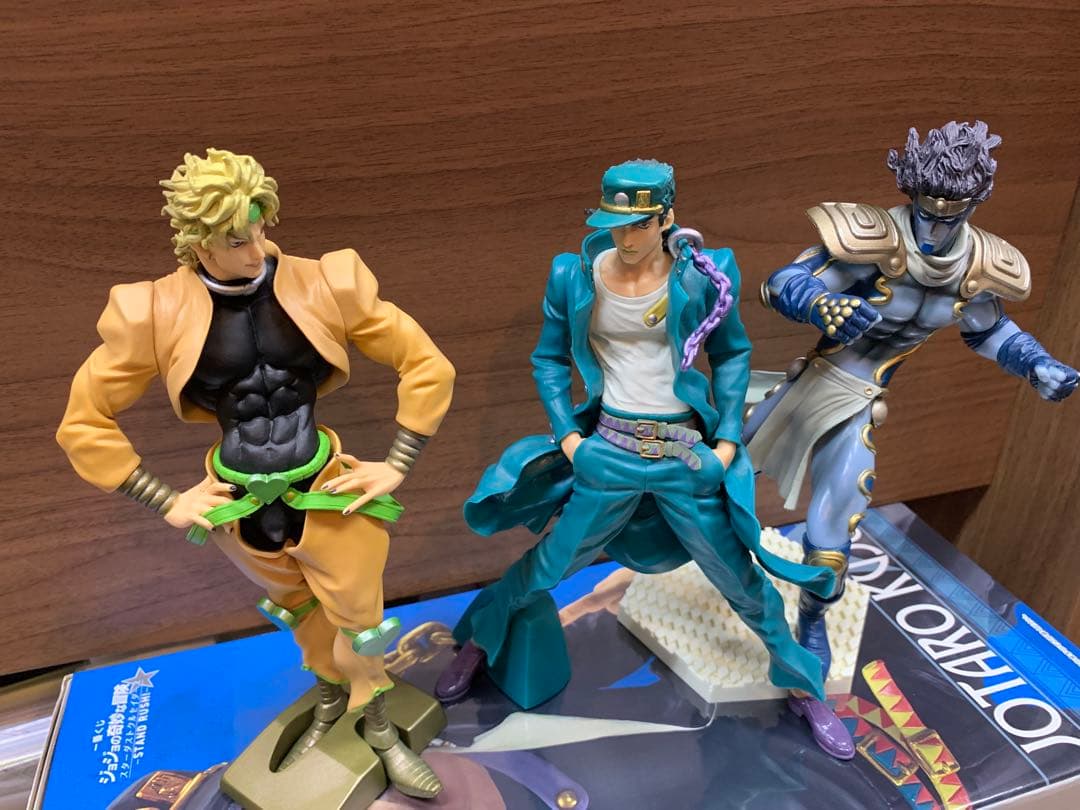 ジョジョの奇妙な冒険 フィギュア3体セット JOJO WORLD 3」のビジュアルを立体化したガシャポンフィギュア