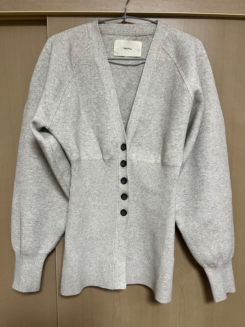 TODAYFUL グレー ニットカーディガン TODAYFUL（トゥデイフル）の「【TODAYFUL/トゥデイフル】Waistshape
