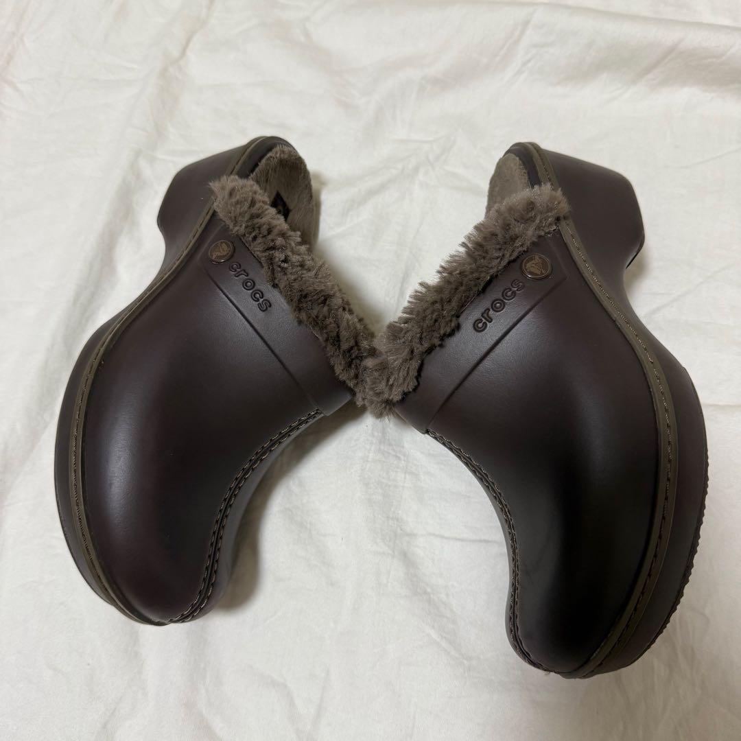 crocs クロックス コブラー ボア ファー W7 ブラウン - メルカリ