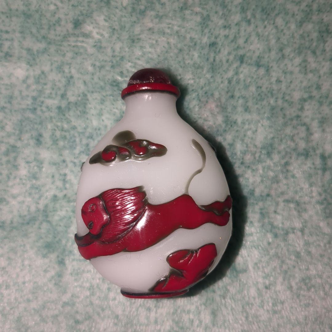 鼻煙壺　二色被せ（多色套料）獅子 士拿乎—清朝宮廷鼻煙壺の流行 - 新