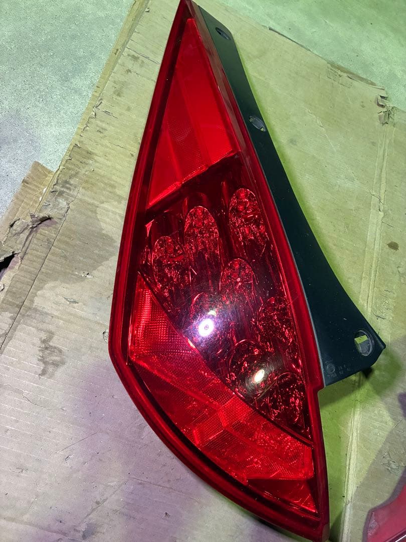 z33 中期 後期 テールランプ テールライト ピン全折れ - メルカリ