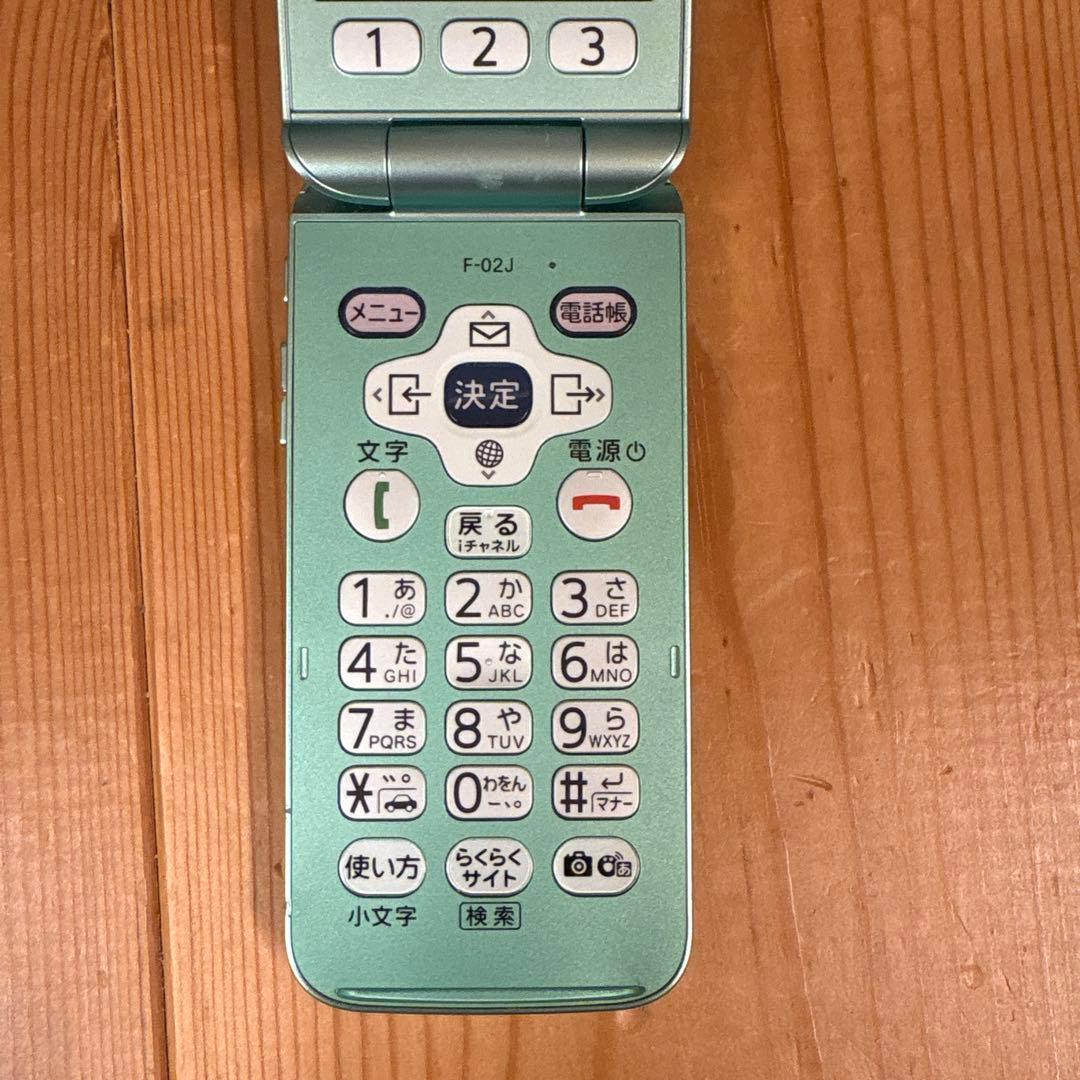 らくらくホン F-02J 本体 ミントグリーン SIMフリー 4Gガラケー - メルカリ