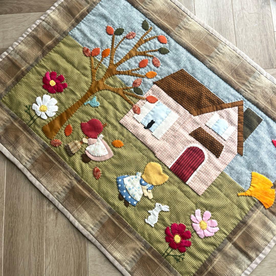 パッチワークタペストリー スーちゃんと秋のキルト - メルカリ