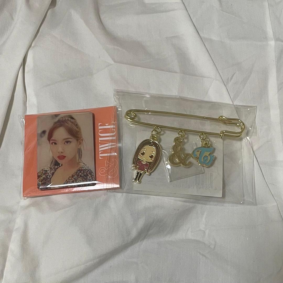 ＆TWICEフォトピンバッジとピンバッジセット¥1899 ＆TWICEフォトピンバッジとピンバッジセット¥1899 ＆TWICEフォト