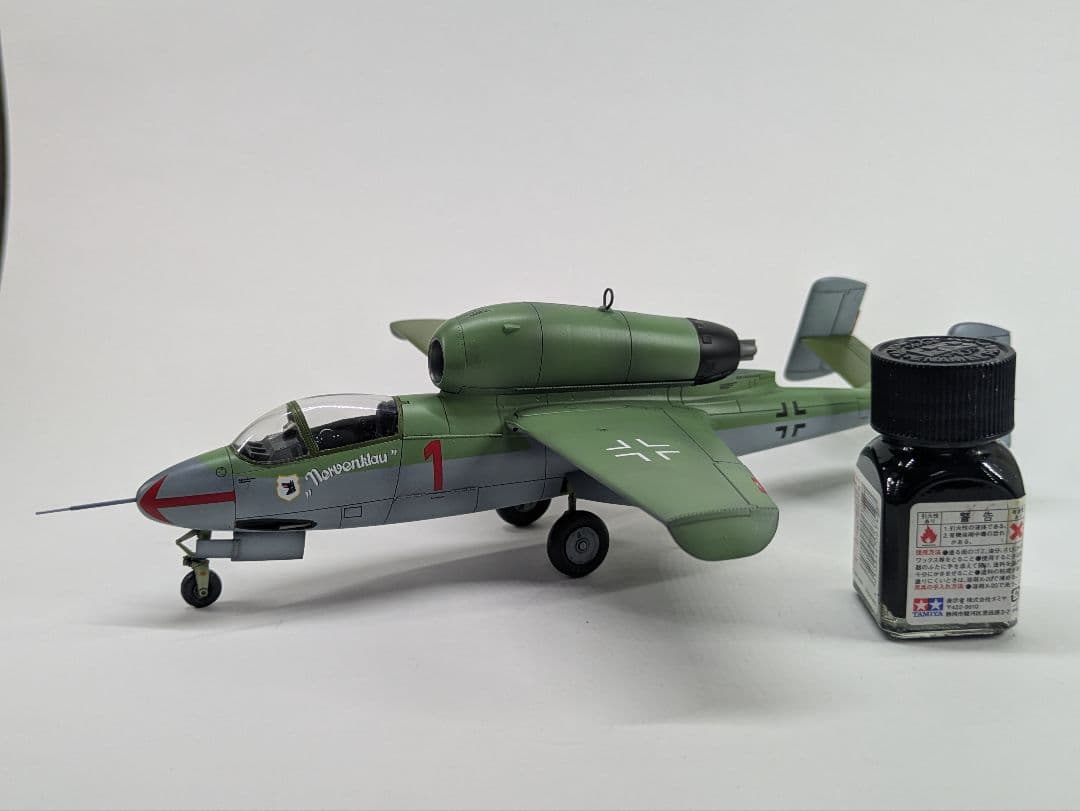 1/48ドイツ空軍戦闘機　ハインケルHe162 A-2 “サラマンダー“ 完成品