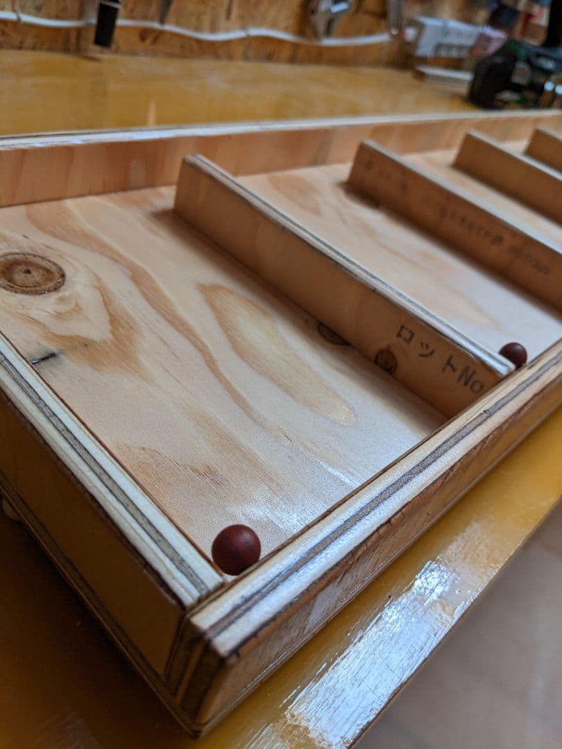 壁掛本棚付】NARUTO全72巻&表紙を飾れるコミックラック 6冊用×12個