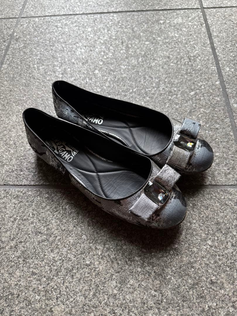 フェラガモ フラットシューズ 6D 美品 工場 直営 店ファッション - 美