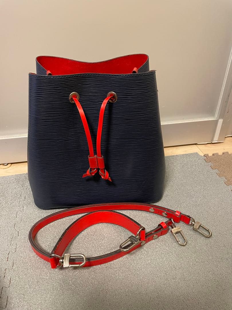 ネイビーとレッドの巾着型バッグ　ルイヴィトン　エピ　美品　ネオノエ ネイビーとレッドの巾着型バッグ ルイヴィトン エピ 美品 ネオノエ