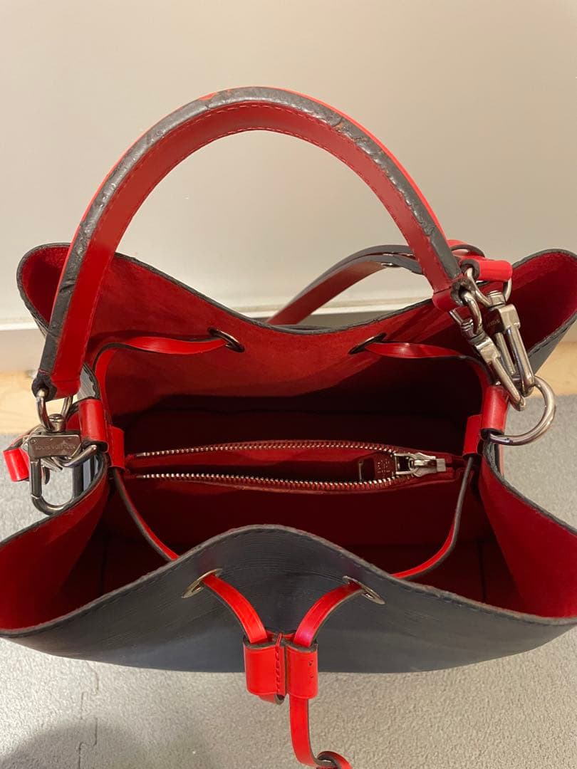 ネイビーとレッドの巾着型バッグ ルイヴィトン エピ 美品 ネオノエ