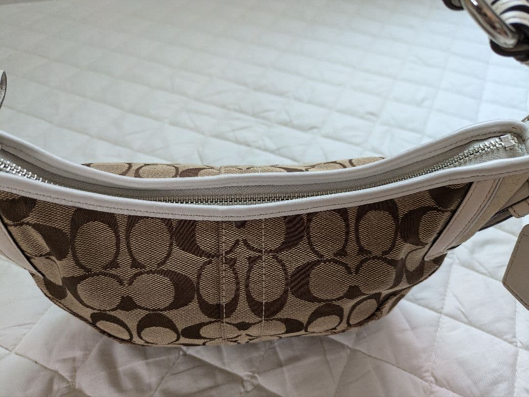 コーチcoach茶色シグネチャー模様キャンバス 半円形スモールホーボー